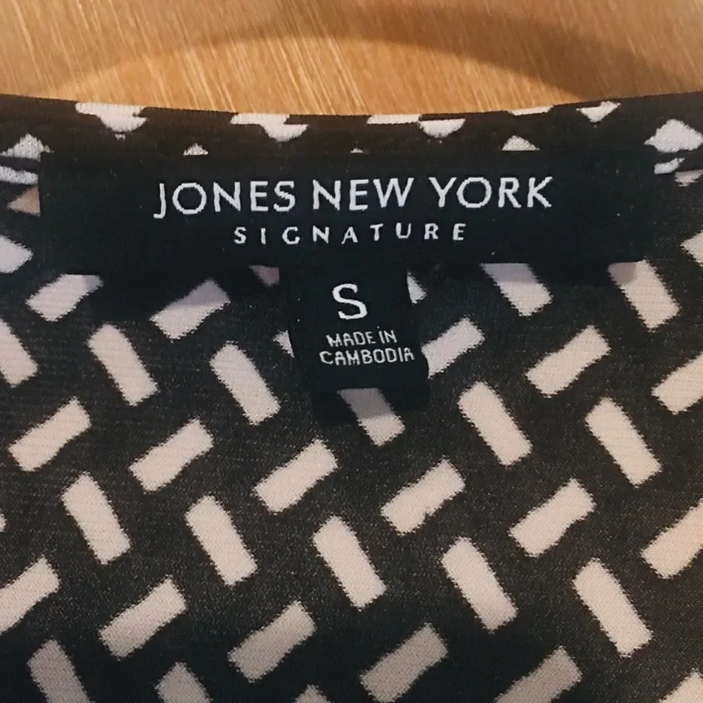 Jones New York Black & White V-Neck Blouse